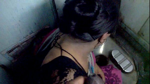 Thirunagkai Sex Videos - Sexiyaaga odum trainil toiletil sunniyai umbi vidugiral - sex video
