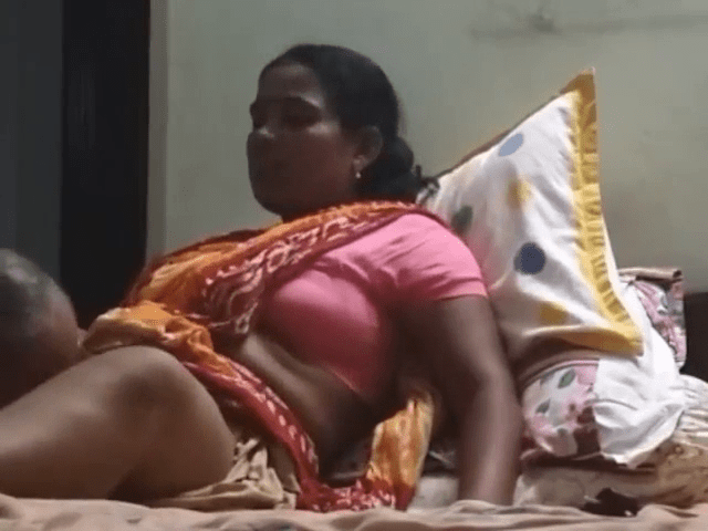 640px x 480px - Velaikari pundaiyai nakkiya owner tamil maid sex - Tamil pundai sex