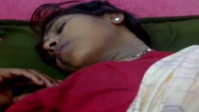 Maid wife pundaiyil pavadai thuki viral podum sex capture